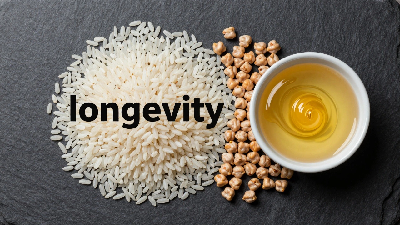 Композиция из белого риса, нута и топленого масла гхи на темном фоне